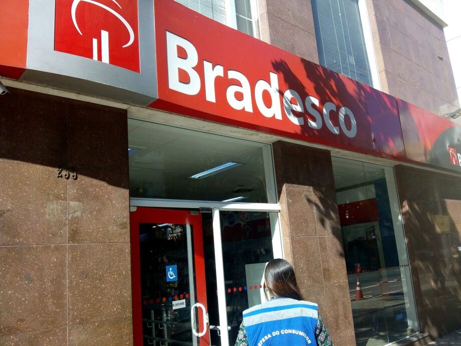 O Banco Central e o Bradesco assinaram um termo de compromisso na última sexta-feira, 29, que prevê o aprimoramento, pelo banco privado, de procedimentos relativos a operações de câmbio