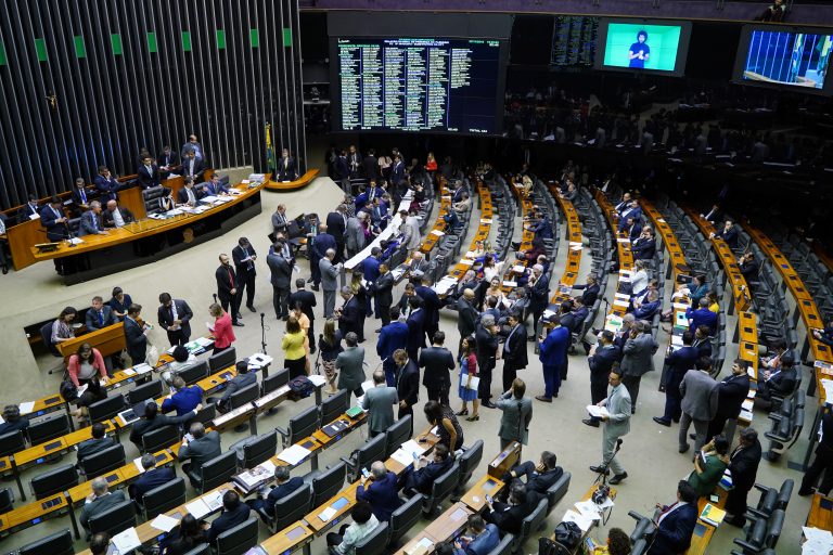 A Câmara dos Deputados vota na tarde desta terça-feira em sessão online um projeto de lei que pode mudar radicalmente as finanças dos jogadores do futebol.