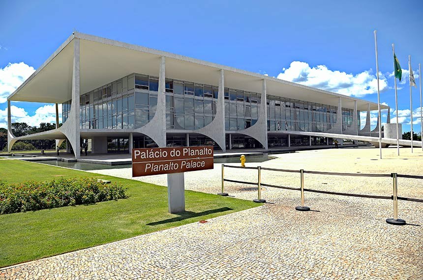 Ao menos 35 servidores da Presidência da República foram contaminados pelo novo coronavírus, sete deles auxiliares diretos do presidente Jair Bolsonaro