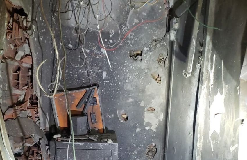 Enquanto um atacava a agência, o outro grupo se postou em frente ao 34º Batalhão da Polícia Militar, incendiou dois carros e fez dezenas de disparos contra o prédio