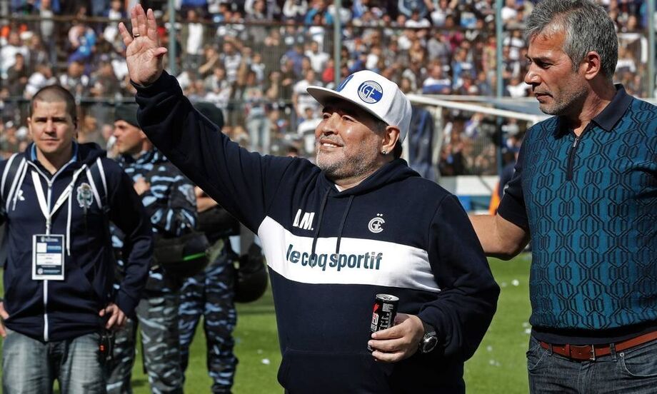 Um impasse envolvendo o contrato pode encerrar a passagem de Diego Maradona como técnico do Gimnasia y Esgrima, de La Plata