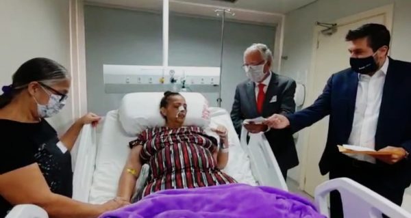 Na entrega de carteira, Stheven fez a leitura do juramento, que foi repetido com dificuldade e emoção por Lúcia