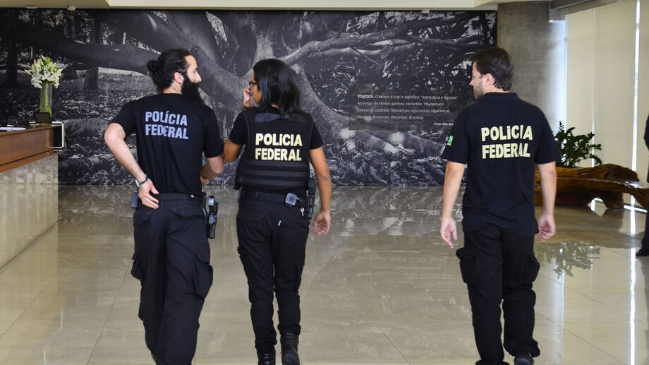 A Polícia Federal indicou que encontrou indícios de possível superfaturamento em dois contratos firmados entre a Secretaria Estadual de Saúde e empresas.
