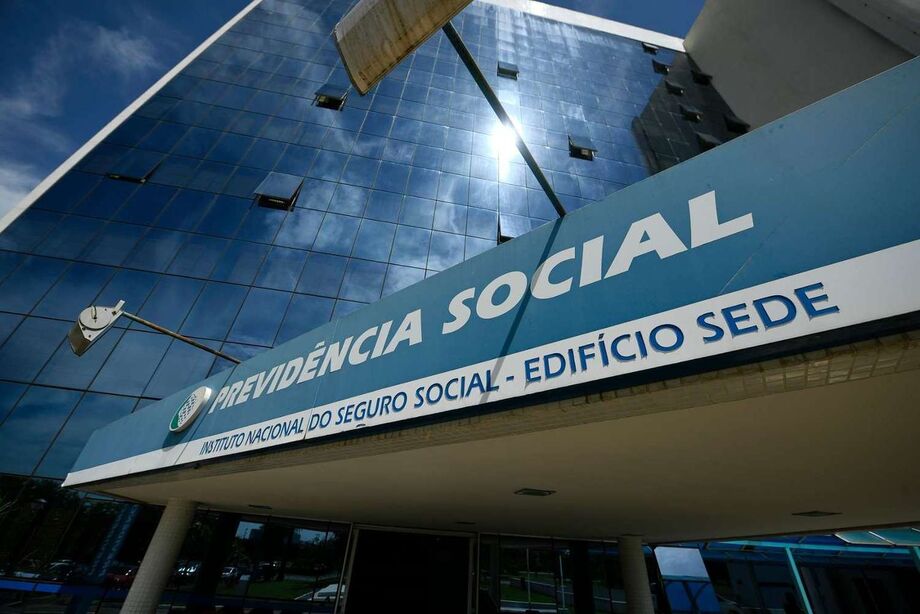 O magistrado argumenta ainda que a alteração da alíquota da contribuição previdenciária demanda discussão mais ampla