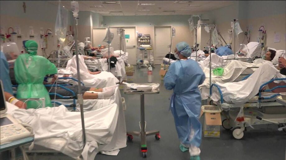 Após quase seis horas de espera, a paciente deu entrada no hospital e foi colocada numa ala destinada aos pacientes suspeitos e confirmados para a covid-19.