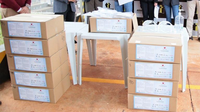 Os protetores faciais serão doados, atendendo a demandas dos 79 municípios do Estado, com a logística de distribuição da Assomasul.