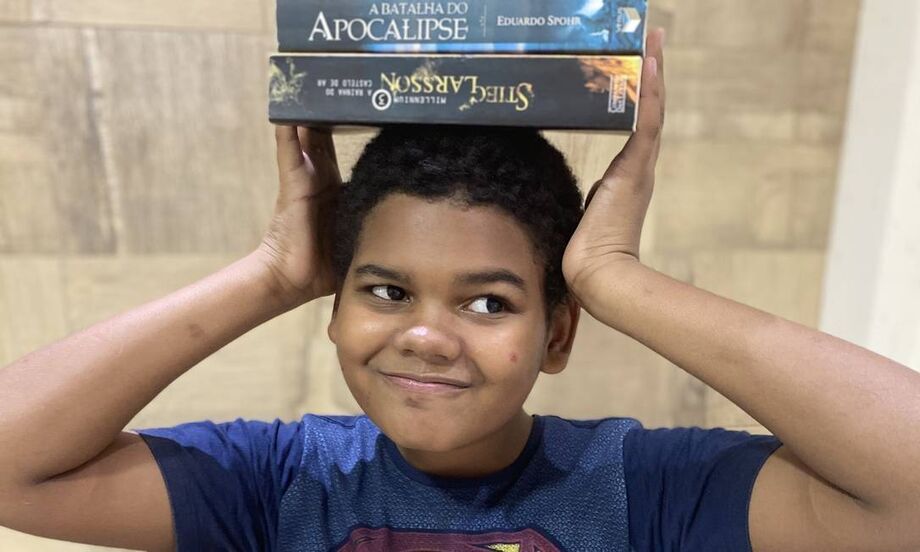 Adriel Oliveira vem chamando atenção nas redes sociais pela seu amplo conhecimento cultural e consciência racial com apenas 12 anos de idade