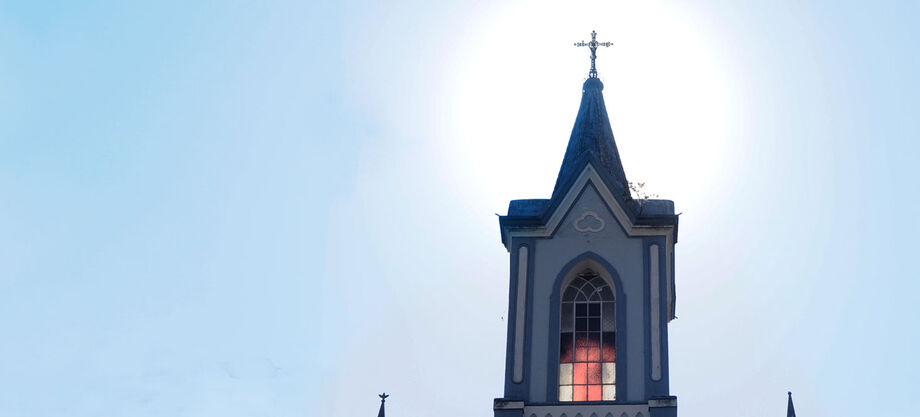 O MP pediu que o juízo determinasse ao município de Maracaju que se abstenha de permitir a realização de quaisquer atividades destinadas ao público/fiéis em igrejas e templos religiosos durante o período da medida de quarentena
