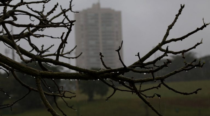 Os valores de umidade relativa do ar poderão variar entre 95% e 35%.