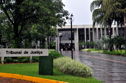A vítima foi encontrada e socorrida, sobrevivendo.