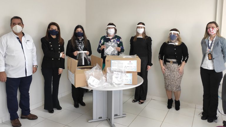 Os protetores faciais -faces shields- são equipamentos de proteção individual (EPIs) importantes principalmente para os profissionais de saúde da linha de frente no combate à Covid-19.