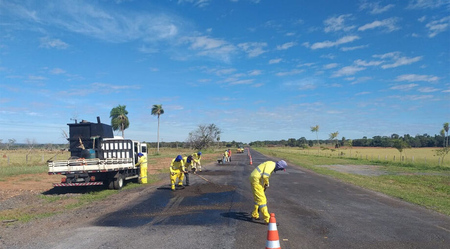 Operários trabalham no serviço emergencial na MS-384, via de intenso tráfego na faixa de fronteira