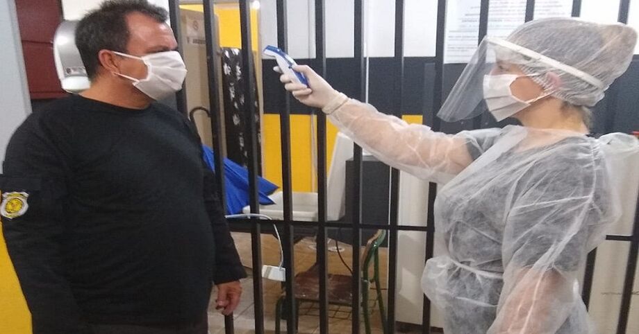 Caso a temperatura corporal seja superior a 37,5 ºC ou verificado algum sintoma gripal é imediatamente vedado o acesso à unidade penal