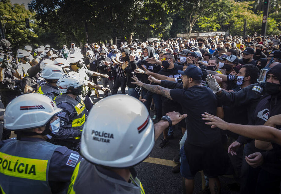 Ato contra Bolsonaro na Paulista termina em confronto com a Polícia Militar