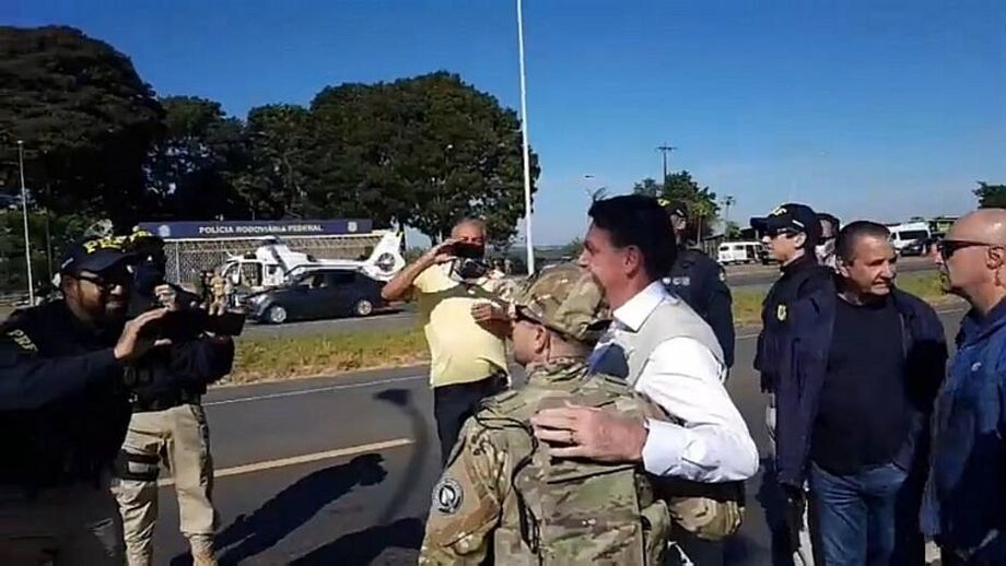 Ele também cumprimentou apoiadores e motoristas de caminhões e carros que passavam no local.