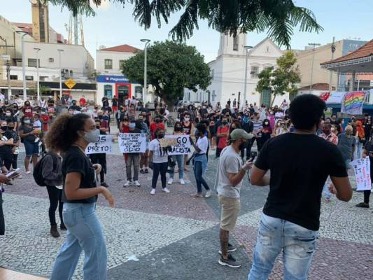 Mais de 200 pessoas já estão reunidas em frente à escola Tia Ciata, no Centro do Rio, para a manifestação Vidas Negras Importam