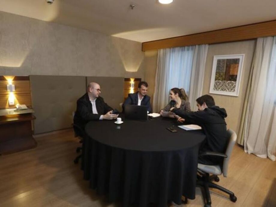 Uma das alternativas encontradas por duas redes - a francesa Accor, dona de marcas como Ibis e Mercure, e a paranaense Bourbon - foi transformar quartos vazios em escritórios