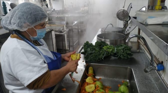 Normatizados por instituições reguladoras e de fiscalização na área da saúde, o setor conta com uma cozinha onde são feitas as refeições dos pacientes, acompanhantes e dos servidores.