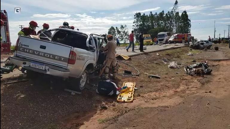 As vítimas que estavam na caminhonete ficaram presas entre as ferragens e foram levados com ferimentos graves para o Hospital Bezerra de Menezes, em Mundo Novo