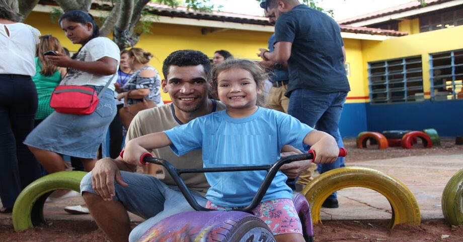 A Constituição de 1988 estabelece que os filhos biológicos ou adotivos têm os mesmos direitos e que é proibida qualquer discriminação relativa à filiação.
