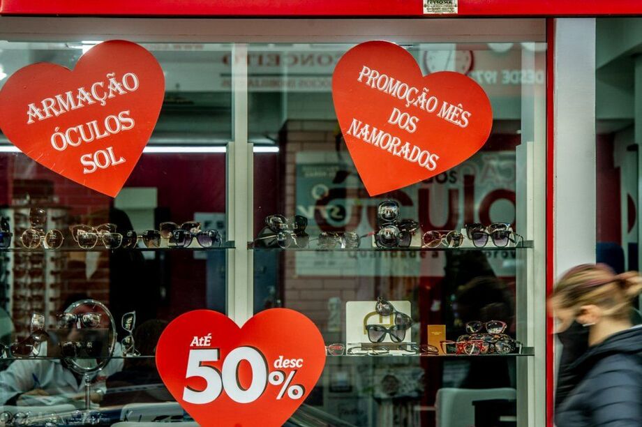 Dos 58% que pretendem comprar presente, 43% desse número vão gastar entre R$ 100 a R$ 200