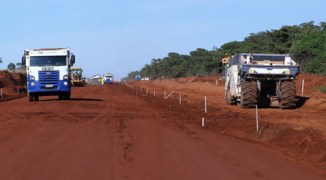 Em Figueirão, o secretário conferiu o andamento, já em 70%, das obras de pavimentação de 32 quilômetros da MS 223