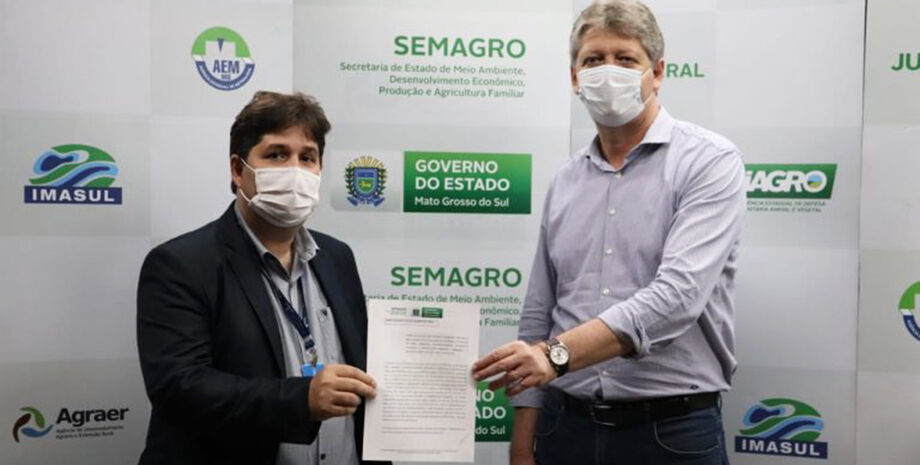 O secretário municipal de Saúde José Mauro Filho recebeu os materiais na tarde de ontem (9) das mãos do titular da Semagro, Jaime Verruck