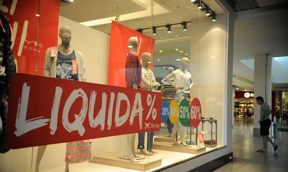 A Prefeitura do Rio de Janeiro anunciou hoje (10) que decidiu antecipar a reabertura das lojas dos mais de 30 shoppings da cidade para amanhã (11)