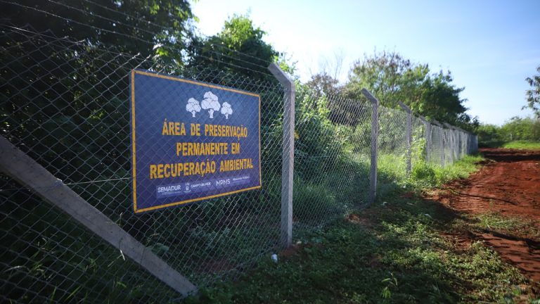 O cercamento e a sinalização das Áreas de Preservação Permanente (APP) dos córregos do município são medidas importantes desenvolvidas pela Prefeitura de Campo Grande, por intermédio da destinação de recursos de compensações ambientais
