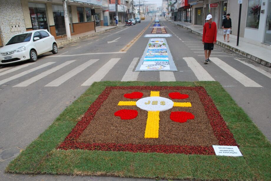 Pela primeira vez em ao menos um século, as celebrações do Corpus Christi, uma das principais do calendário religioso católico, serão feitas nesta quinta-feira, 11, sem a tradicional procissão sobre os tapetes coloridos nas ruas