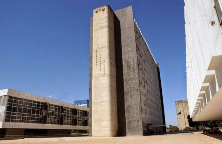 O artigo 142 da Constituição Federal estabelece a pena de perda de posto e patente a oficiais das Forças Armadas julgados indignos do oficialato por condenação, na justiça comum ou militar, a pena privativa de liberdade superior a dois anos.
