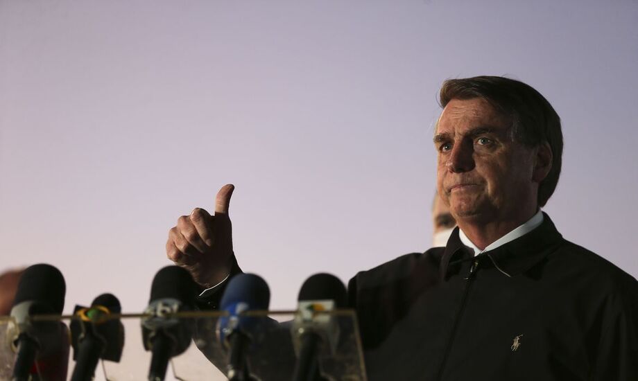 O presidente Jair Bolsonaro anunciou hoje (11) nas redes sociais que vetou oito artigos do projeto de lei aprovado no Congresso que cria um regime jurídico emergencial durante a pandemia do novo coronavírus (covid-19)