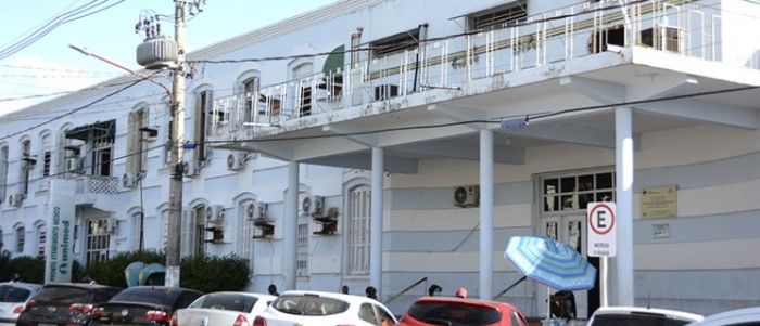Segundo o diretor técnico da Santa Casa, médico Manoel João de Oliveira, em entrevista ao Diário Corumbaense, o paciente chegou ao hospital já em estado grave, sendo entubado e levado ao CTI