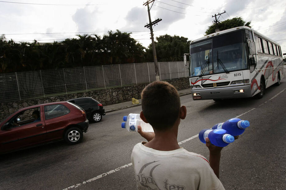 Na América Latina, o percentual de crianças e adolescentes entre cinco e 17 anos que trabalhou caiu de 10,8% em 2008 para 7,3% em 2016