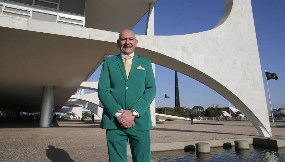 O empresário Luciano Hang diante do Palácio do Planalto