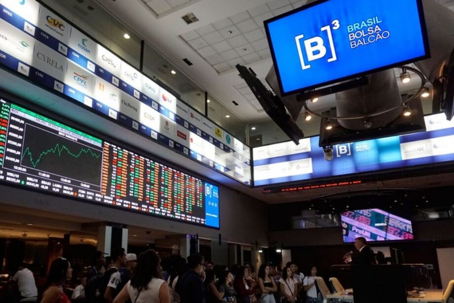 O Ibovespa chega ao fim da semana de forma bem distinta da que começou, esfriando o otimismo da virada de maio para junho