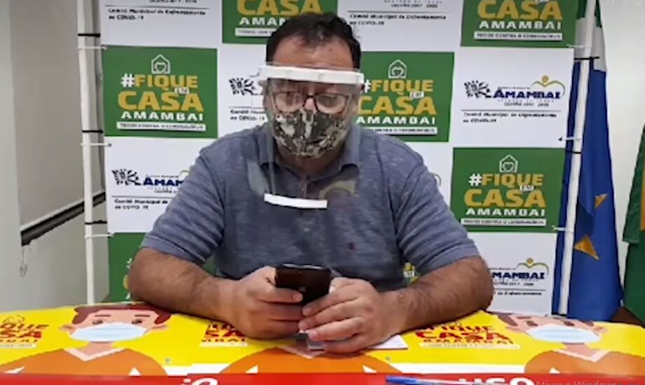O prefeito Ednaldo Luiz Bandeiras durante a live