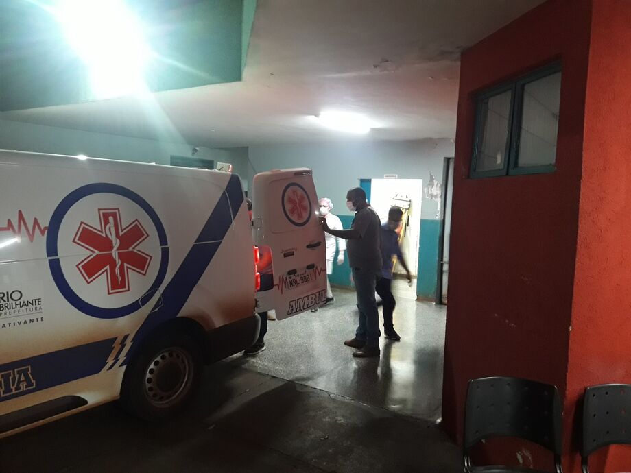 Ele foi socorrido por uma ambulância até o hospital de Rio Brilhante