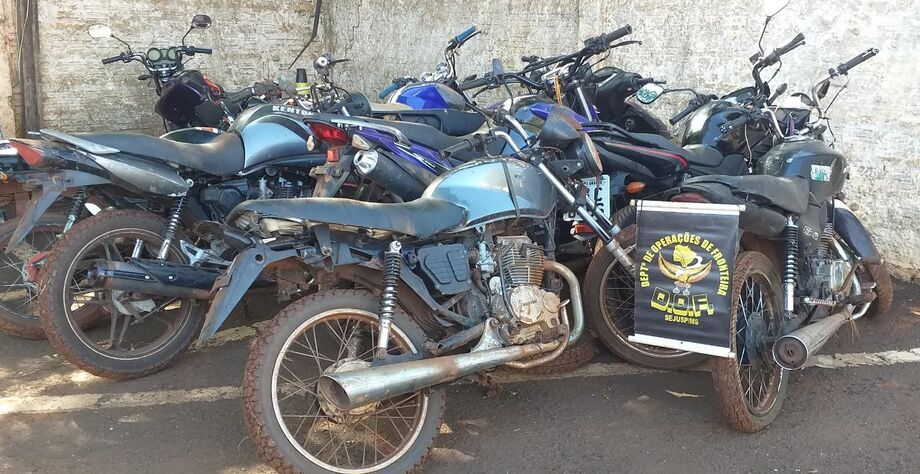 As motocicletas foram abandonadas juntamente com o entorpecente