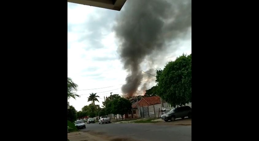 As chamas foram contidas com o auxílio dos vizinhos e a suspeita é de que o incêndio tenha começado devido a um curto circuito nas instalações elétricas da casa