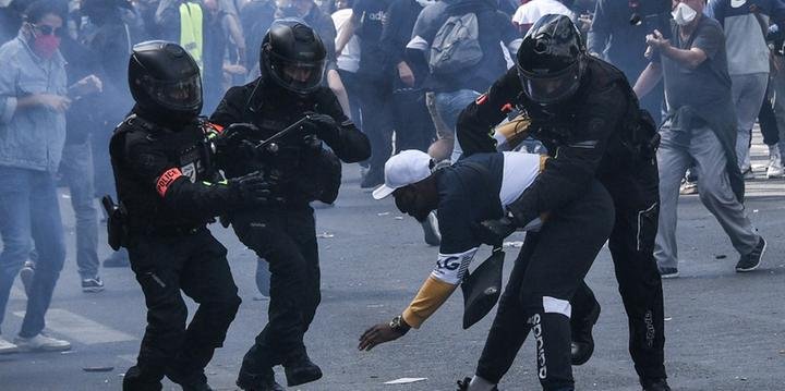 A polícia lançou gás lacrimogêneo e impediu manifestantes de marcharem por Paris para protestar contra brutalidade policial e injustiça racial neste sábado