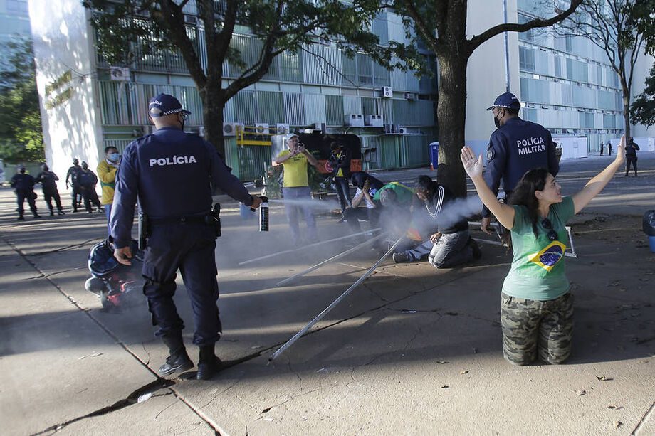 Acampamento do grupo '300 do Brasil' é desmontado por autoridades do DF em Brasília.