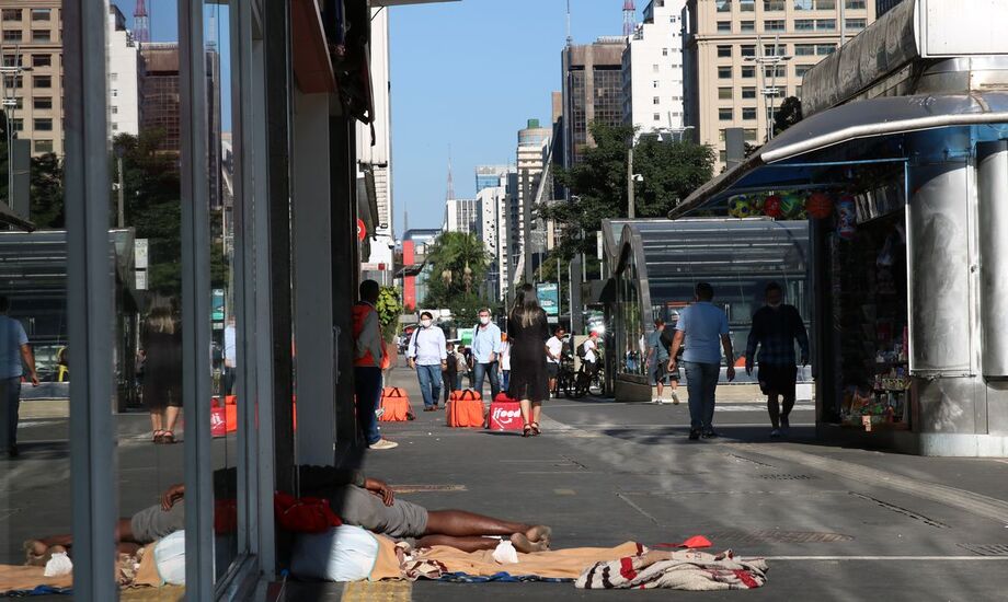 Ontem (12), dia dos Namorados e segundo dia de abertura de shoppings centers na cidade de São Paulo, a taxa de isolamento social apresentou uma ligeira queda em comparação à sexta-feira anterior (05)