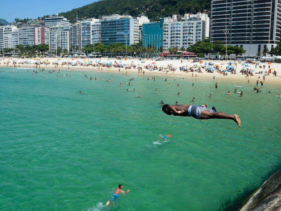 Apesar de a permanência na areia estar proibida, cariocas aproveitaram algumas medidas de abertura
