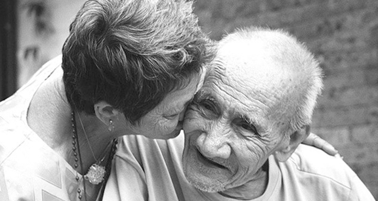 No Brasil, centros de referência do Sistema Único de Saúde (SUS) oferecem tratamento multidisciplinar integral e gratuito para pacientes com Alzheimer