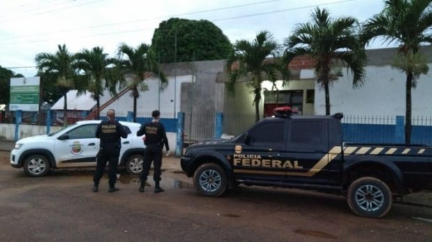 Durante o cumprimento das ordens, foram apreendidos testes para detecção da Covid-19, máscaras e aventais de uso hospitalar.