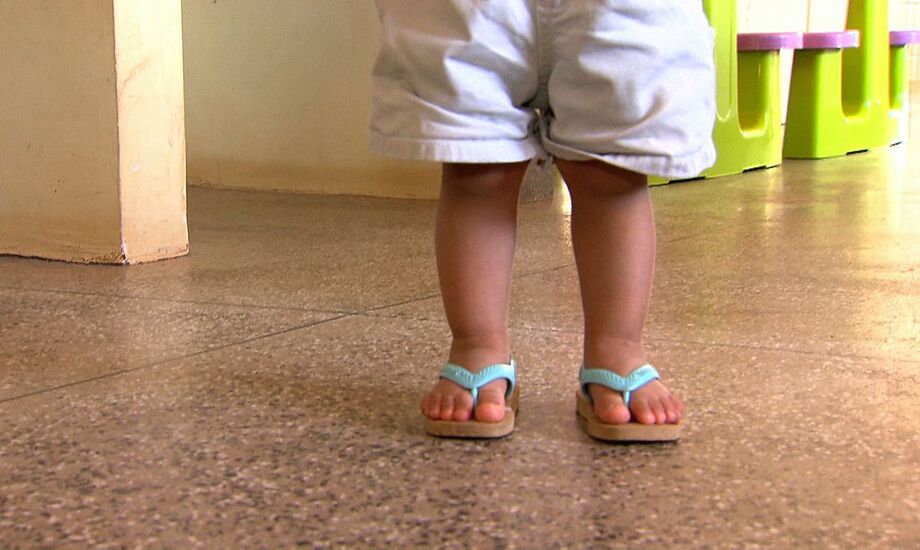 O psicólogo destaca que os adultos, muitas vezes, pensam que as crianças ignoram o que está acontecendo, e isso não é verdade.