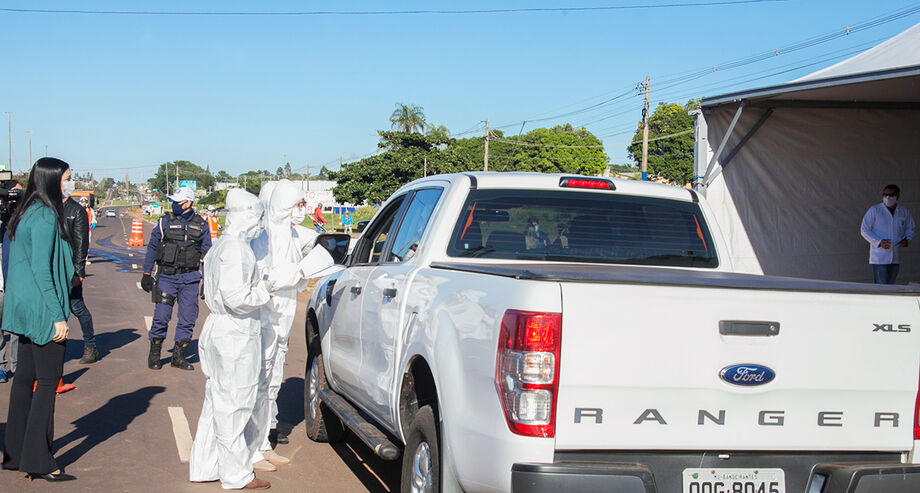 Caso a temperatura corporal esteja superior a 37,8ºC, a pessoa é convidada a realizar o teste rápido.