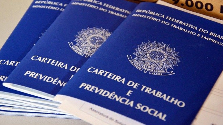 Salário de R$ 2400,12 mais Assistência médica e odontológica