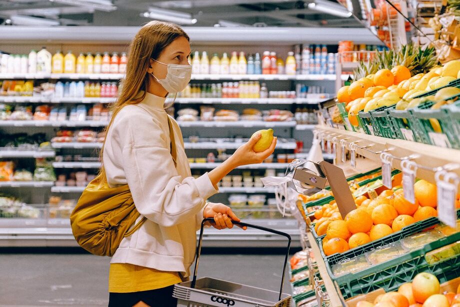 Os consumidores estão priorizando os produtos básicos e essenciais